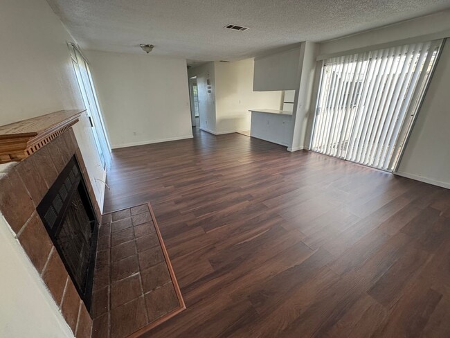 Foto del edificio - 2 bed 2 bath with 2 car garage