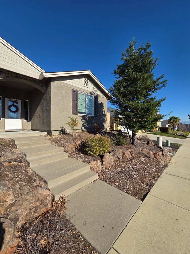 Building Photo - Home in Highland Park neighborhood with 3 car garage.