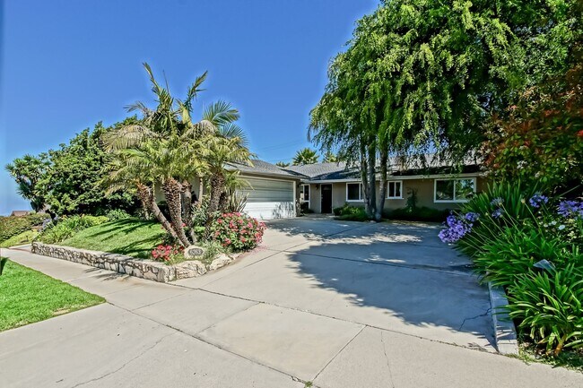 Building Photo - BEAUTIFUL, BRIGHT & SPACIOUS HILLTOP HOME ...