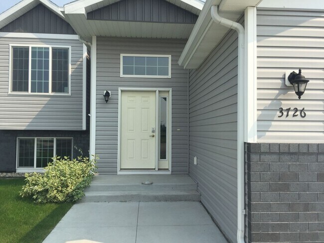 Foto del edificio - 4 bed 3 bath Single Family Home