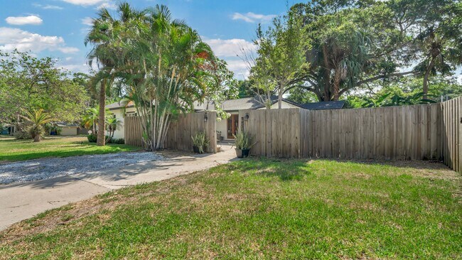 Foto del edificio - 4 Bed/2 Bath Gorgeous Home Near Downtown D...