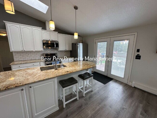 Foto del edificio - "Charming 3-Bedroom Retreat in Scenic Evergreen!