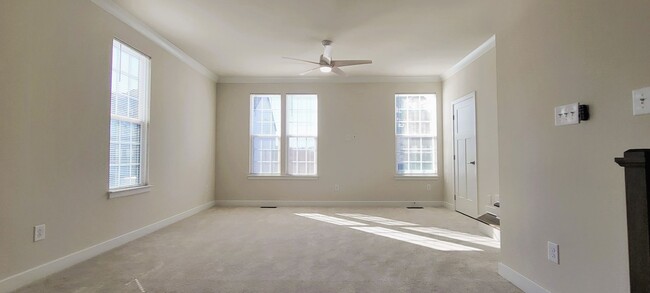 Foto del edificio - Brand new 3 story Townhome in Centerpointe...