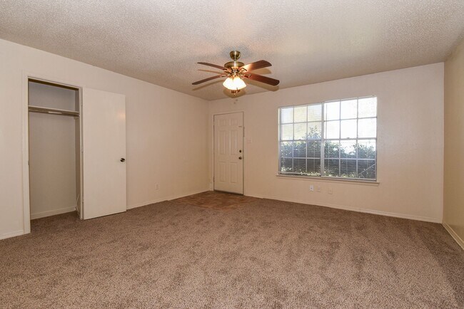 Building Photo - 3307 Maple Ave