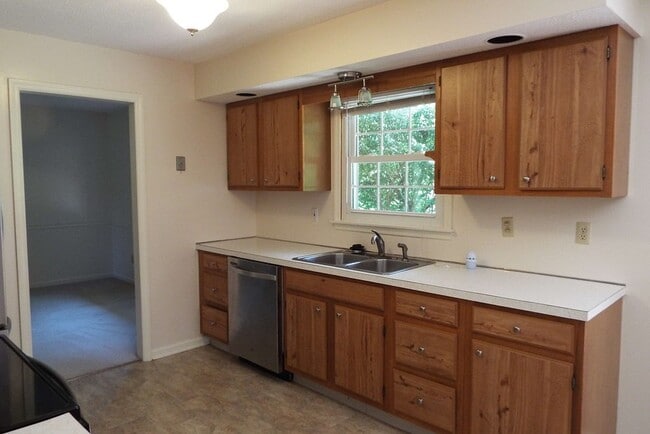 Building Photo - 28266 Lee Hwy