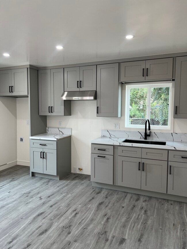 Building Photo - Newly Renovated 1-Bedroom, 1-Bathroom Apar...