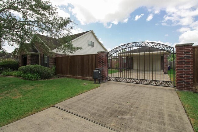 Building Photo - 2119 Meadows Blvd