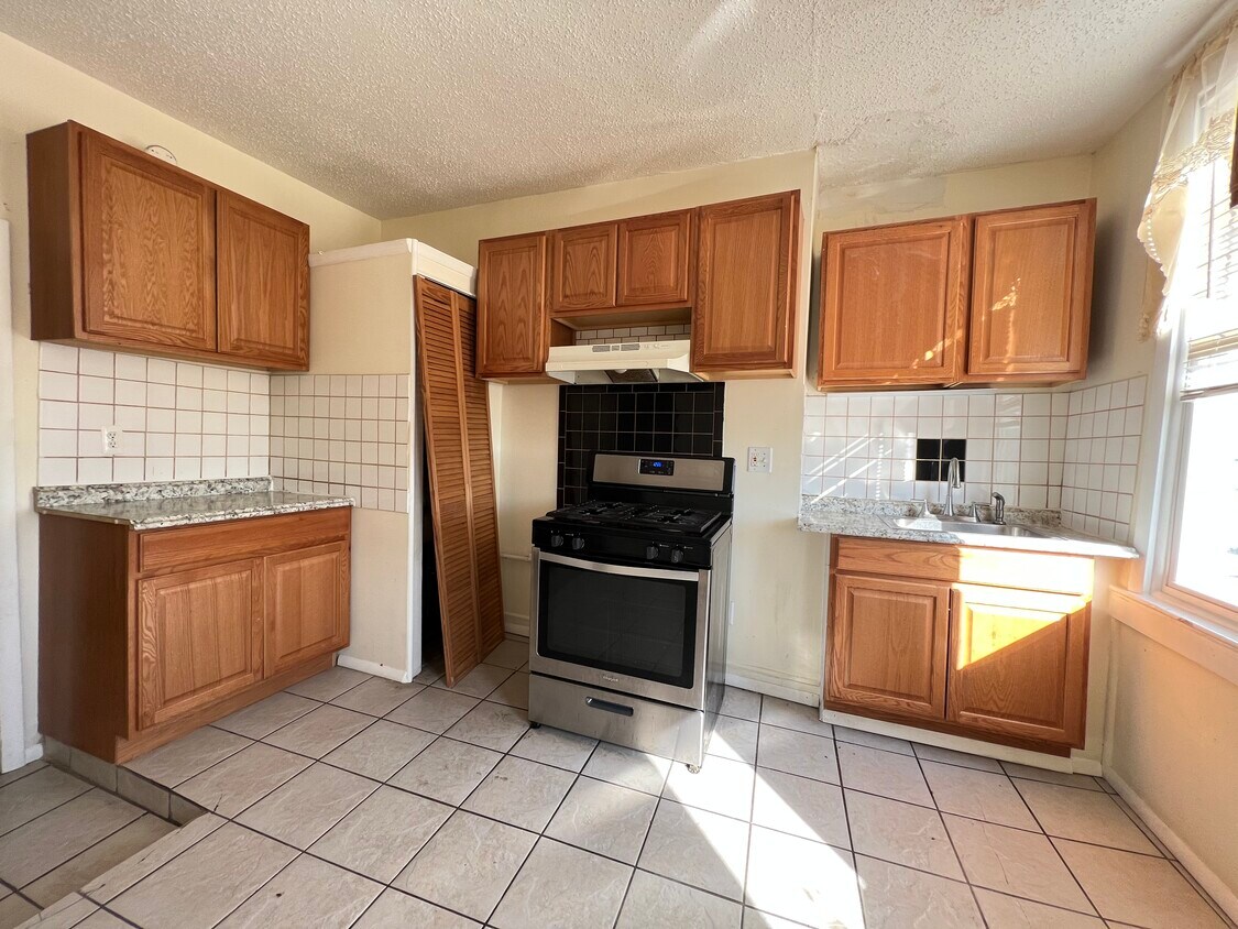 Primary Photo - 743 Grand St