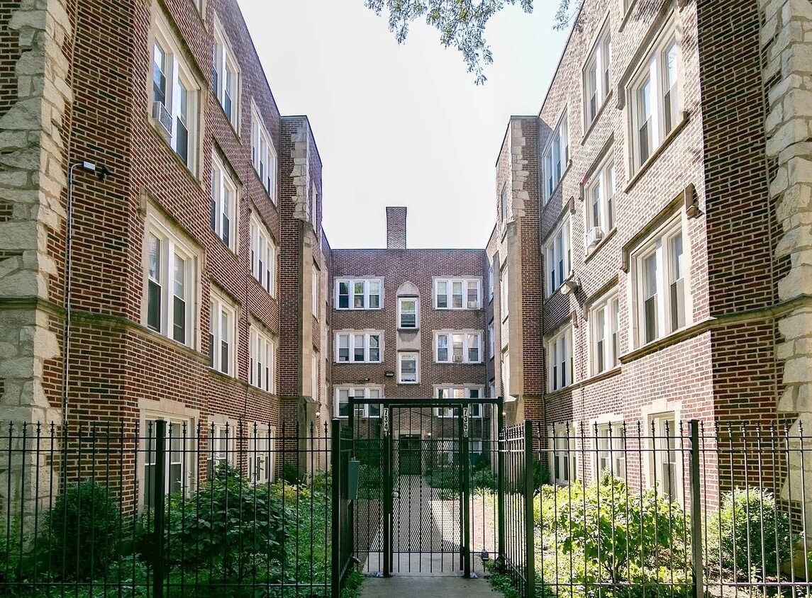 Primary Photo - 7340 N Damen Ave