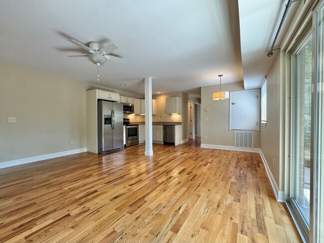 Foto del edificio - Bright second floor two bedroom one bath apartment