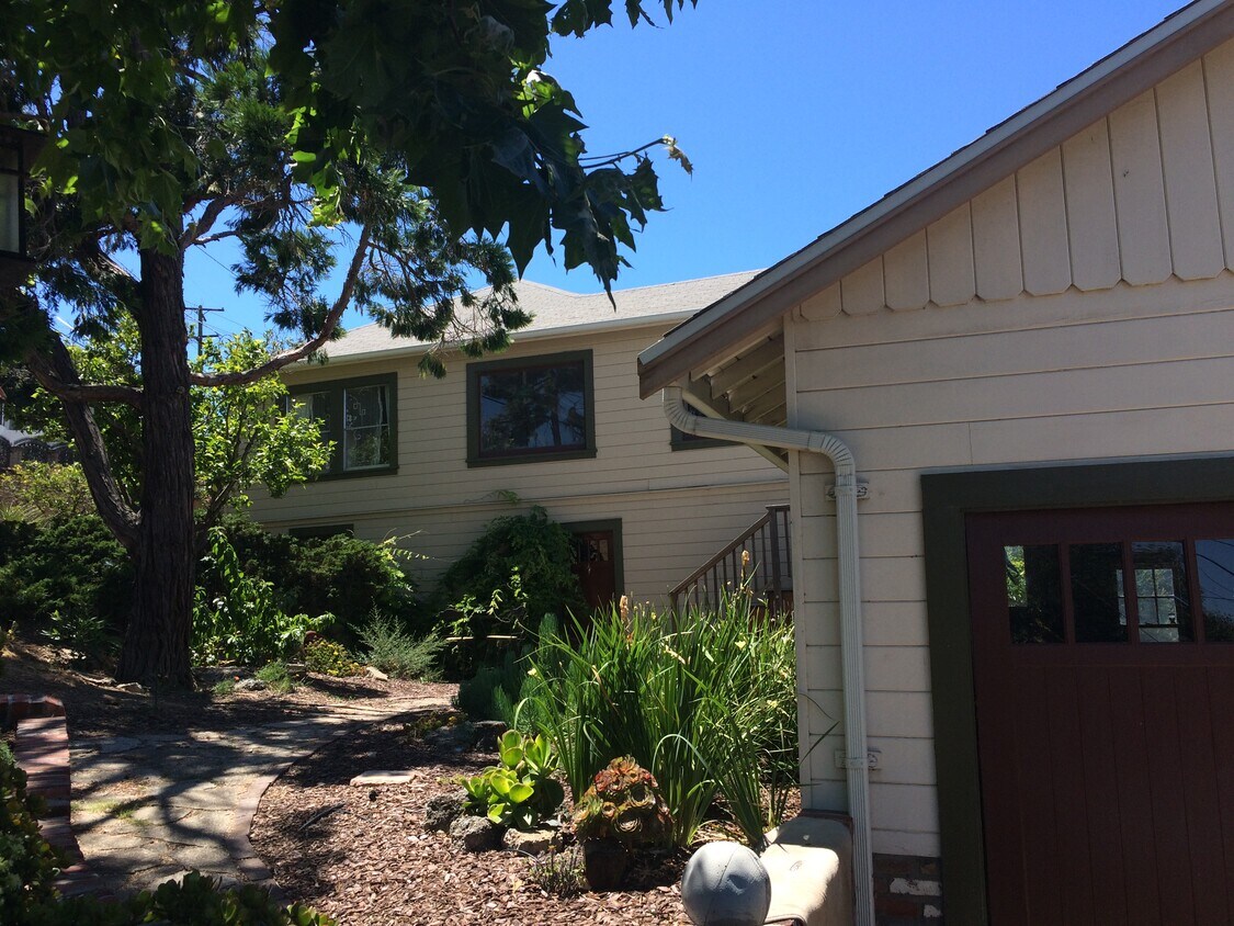 44 Baldwin Ave Unit upper flat util inc, Crockett, CA 94525