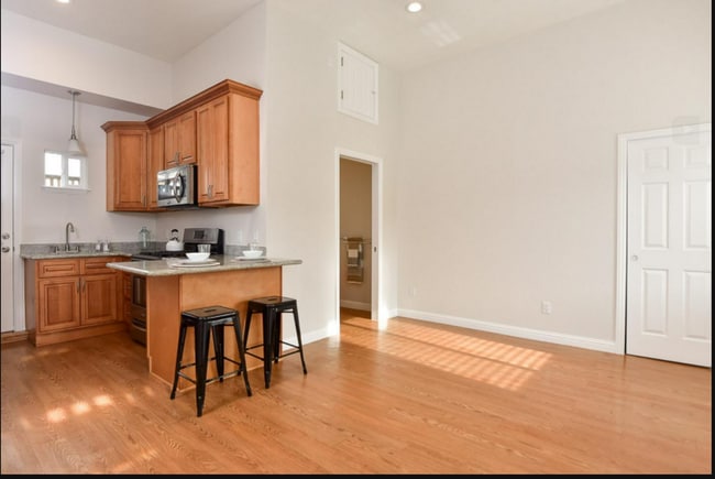 Building Photo - 675 Hamline St