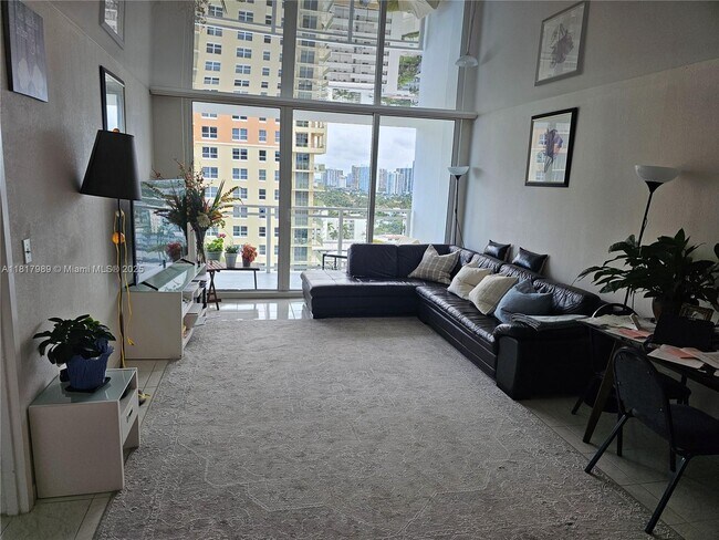 Building Photo - 2030 S Ocean Dr