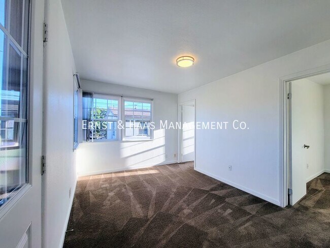 Building Photo - Charming 2 Bedroom Upper Level Rear Duplex...