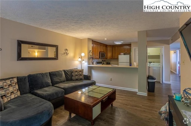 Building Photo - 800 Meadowview Dr