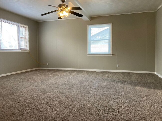 Building Photo - Grandview Plaza Home