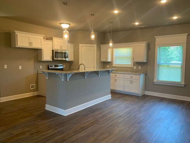 Foto del edificio - FIRST MONTHS RENT FREE! 3 BEDROOM HOUSE! L...