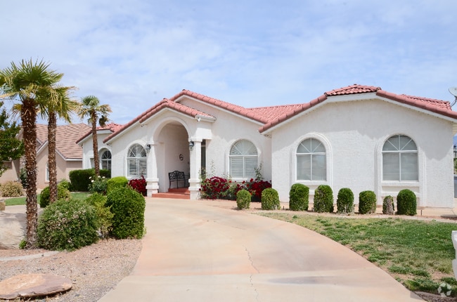 Building Photo - 1087 E Fort Pierce Dr
