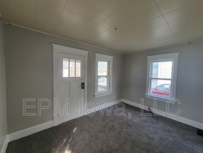 Building Photo - 325 Randall St
