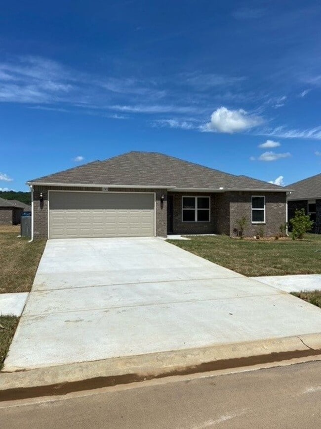 Building Photo - *NOW PRELEASING* Comfortable Three Bedroom | Two Bath Home in Conrad Court