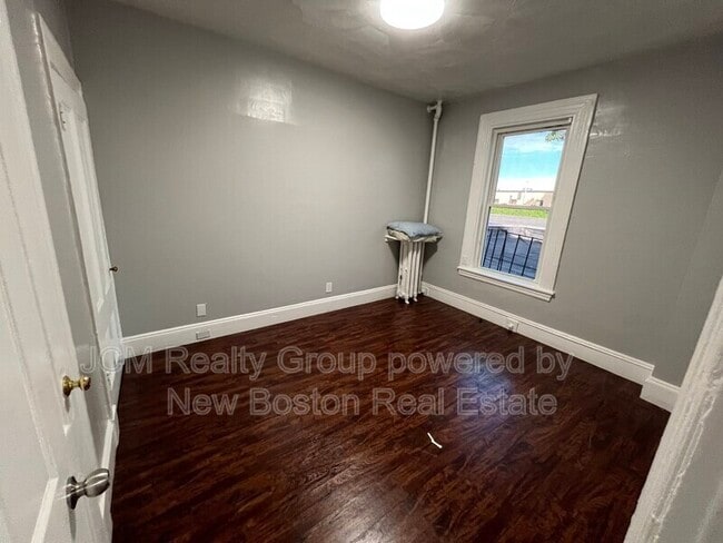 Building Photo - 64 Hollis St