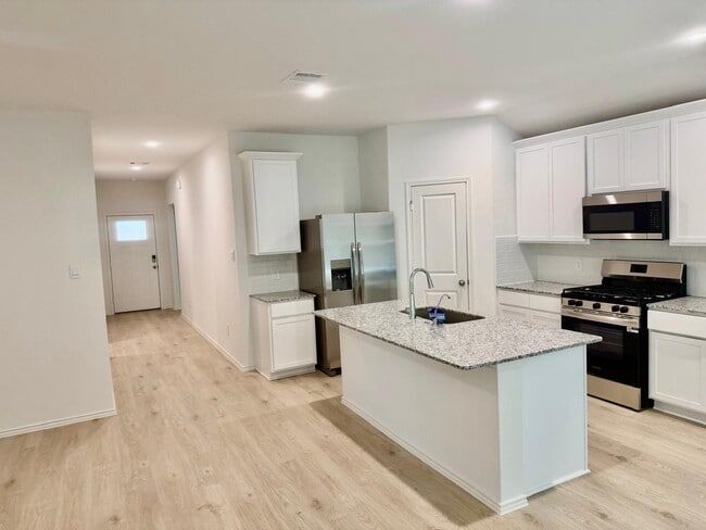 Building Photo - 4922 Oakwood Dr