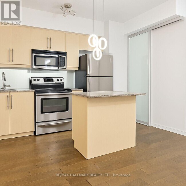 Building Photo - 2885 Bayview Ave