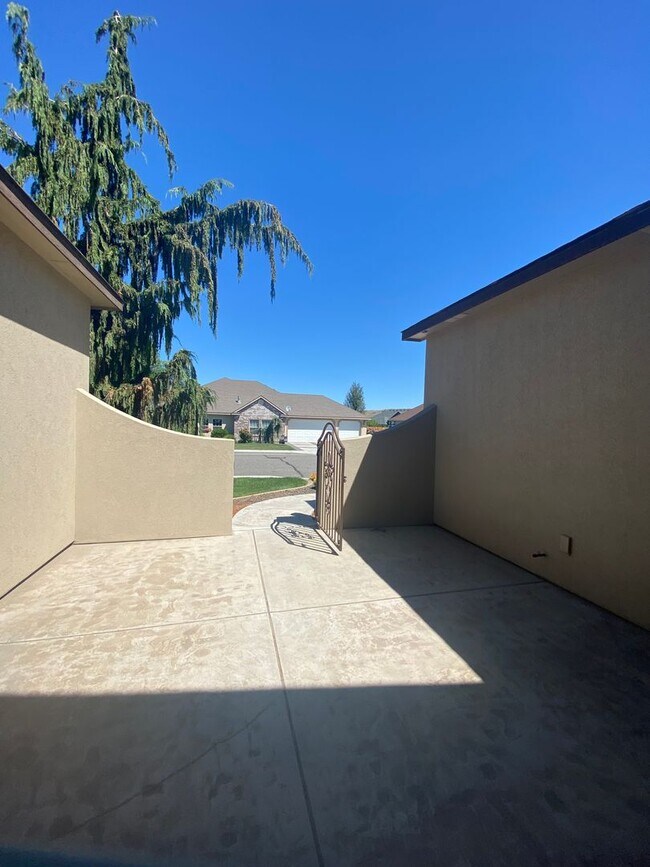 Foto del edificio - Beautiful, One Level Living in South Richland!