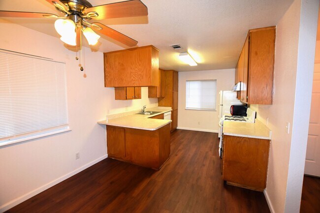 Building Photo - Charming 3 Bedroom 2 Bath House Court Loca...
