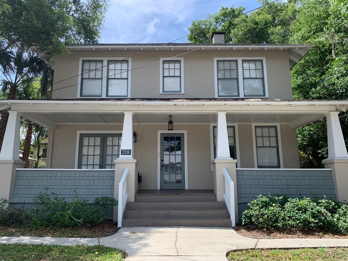 Primary Photo - 210 W Wisconsin Ave