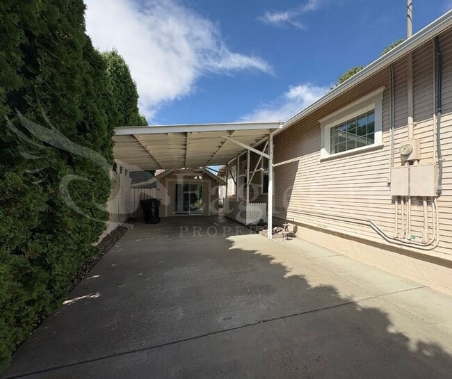 Building Photo - Three Bedroom, Two Bathroom House Near Sha...