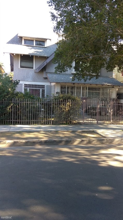 Foto del edificio - 1 br, 3 bath House - 2632 Kenwood Ave