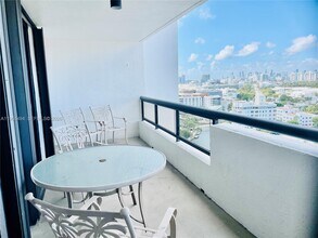 Building Photo - 2555 Collins Ave