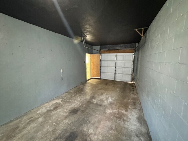 Building Photo - 3 Bedroom House