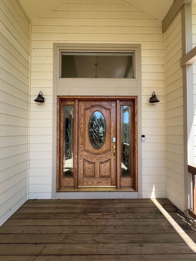 Foto del edificio - Expansive 5 Bed/4 Bath home on 1 Acre Lot ...
