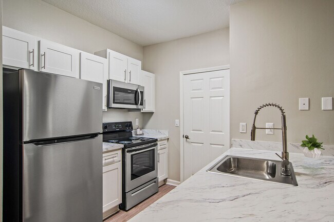 Building Photo - Creekside Vista