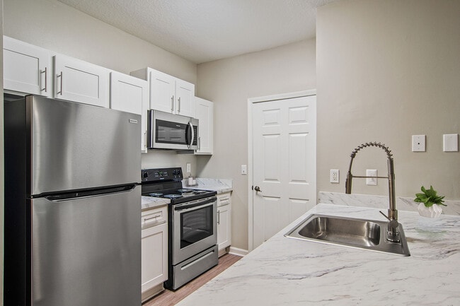 Building Photo - Creekside Vista