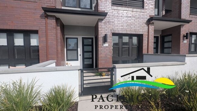 Building Photo - Stylish New Studio with Modern Finishes in Marina