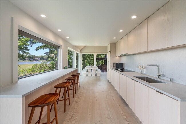 Foto del edificio - 590 Haywaters Dr