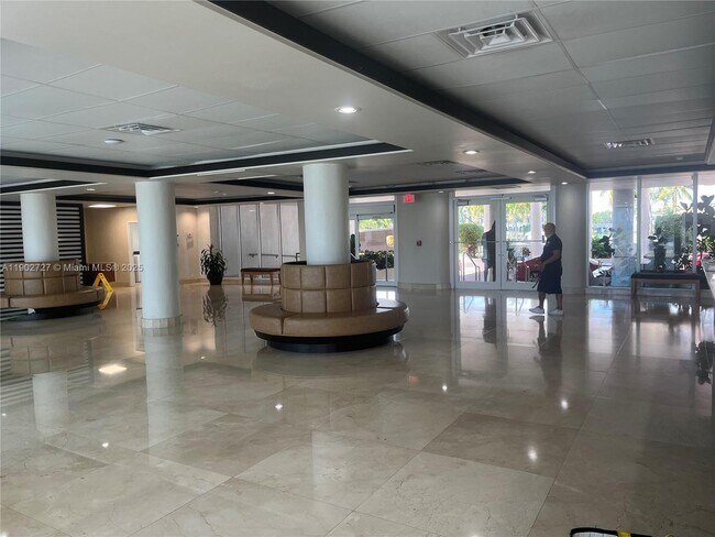 Foto del edificio - 5005 Collins Ave