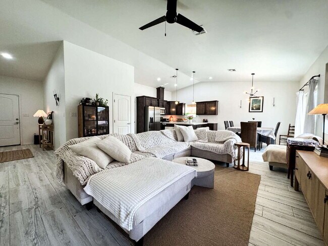 Foto del edificio - "Spacious 4-Bedroom, 2-Bathroom home in Prime Yuma!"