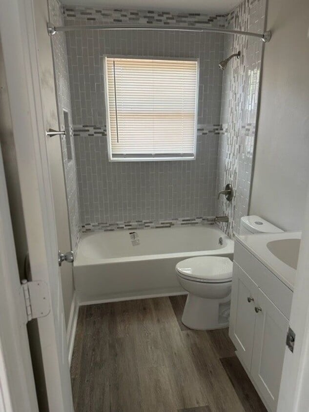 Building Photo - Two Bedroom House