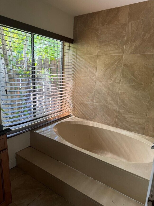 Foto del edificio - 637 Executive Center Dr