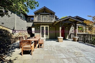 Building Photo - 422 Live Oak Dr