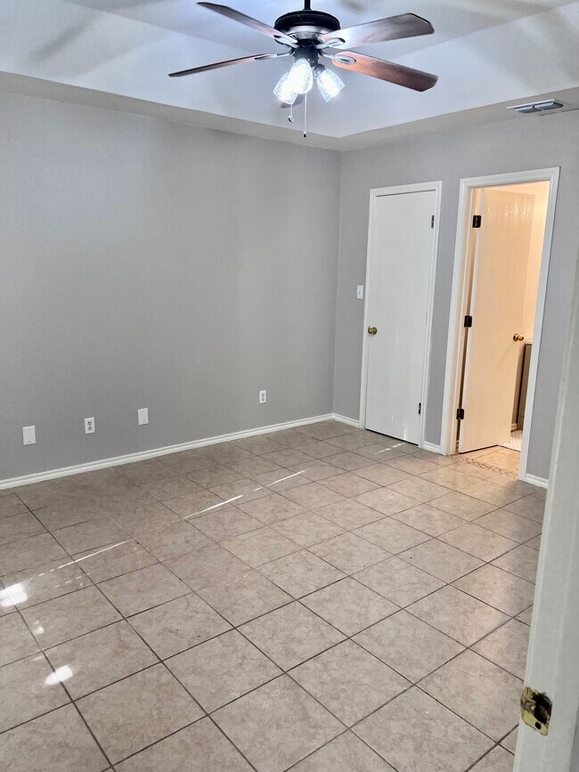 Master bedroom w/walk in closet - 426 Alma Ave