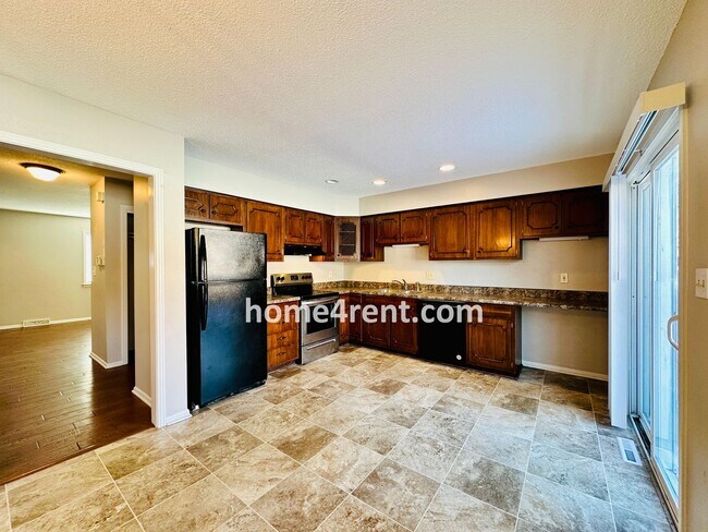 Foto del edificio - Beautiful Overland Park Townhome w/ Wood Floors, Large Open Kitchen and a Community Pool!