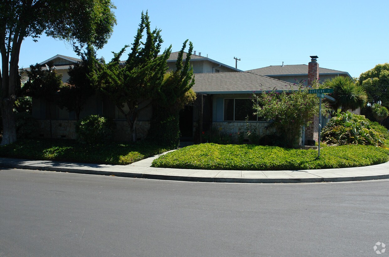 Building Photo - 851 Burbank Dr