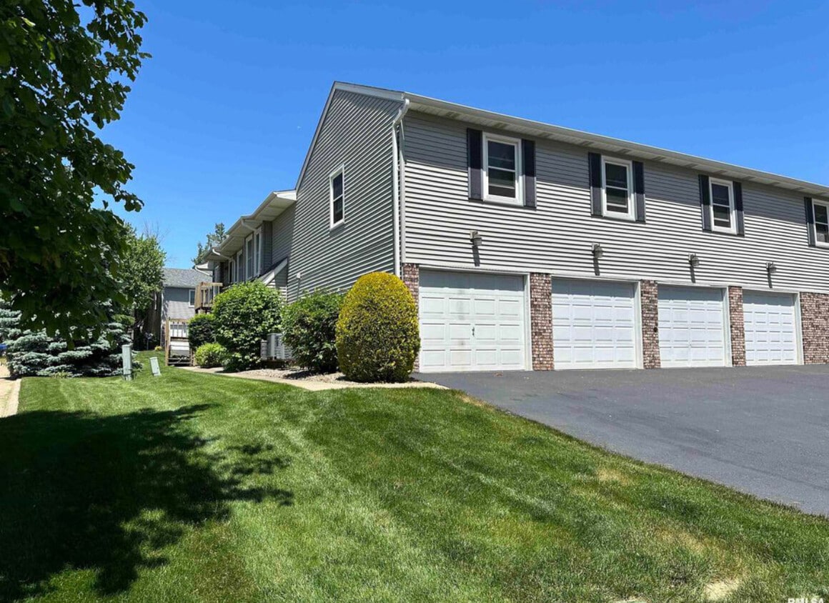 2418 E 51st St Unit C, Davenport, IA 52807 Condo for Rent in