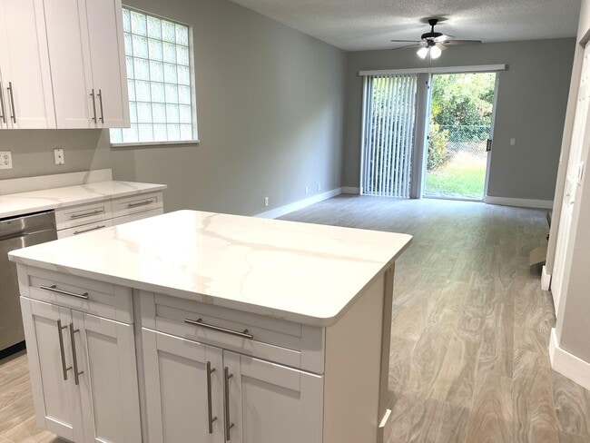 Building Photo - 1122 Rialto Dr
