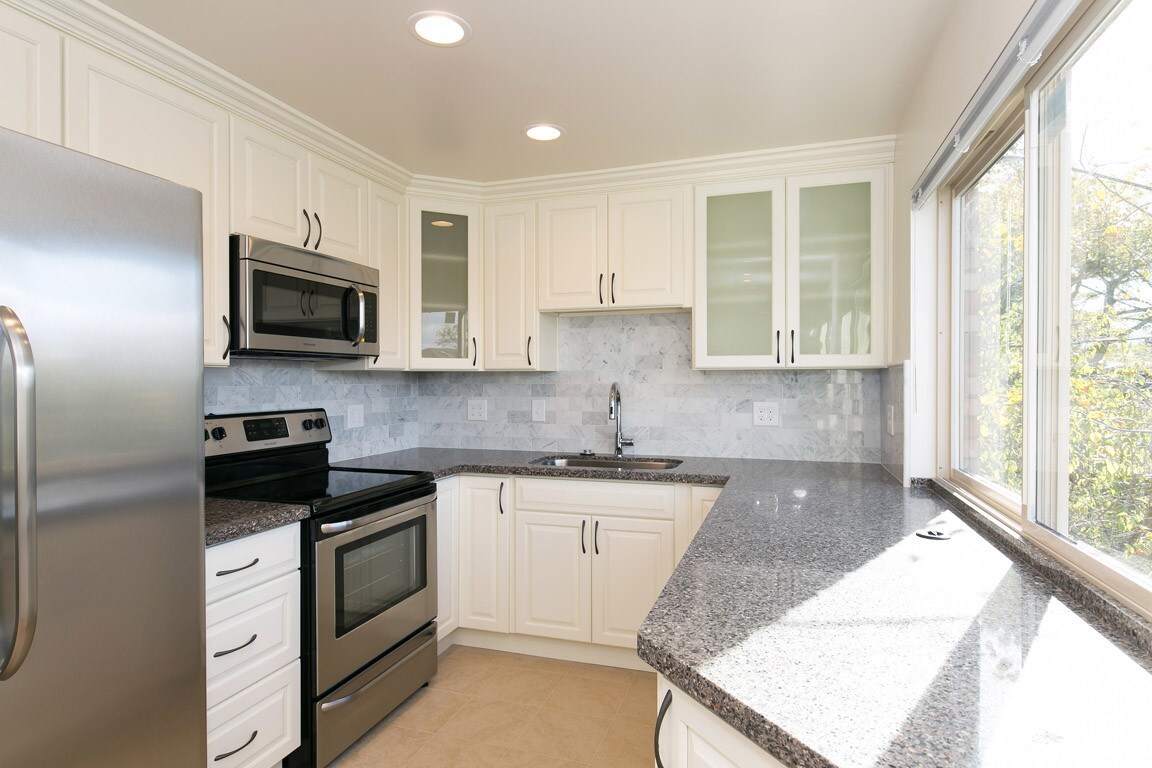 Primary Photo - 1515 6th Ave W